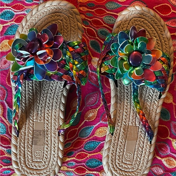 Beautiful shiny multicolor floral sandals NWOT size 39 so US 8 8 1/2 or 9 - Picture 2 of 7